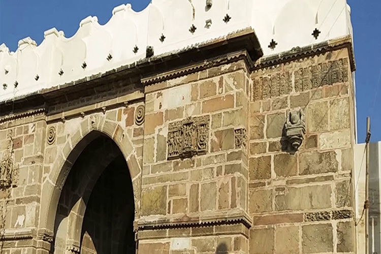 Gate